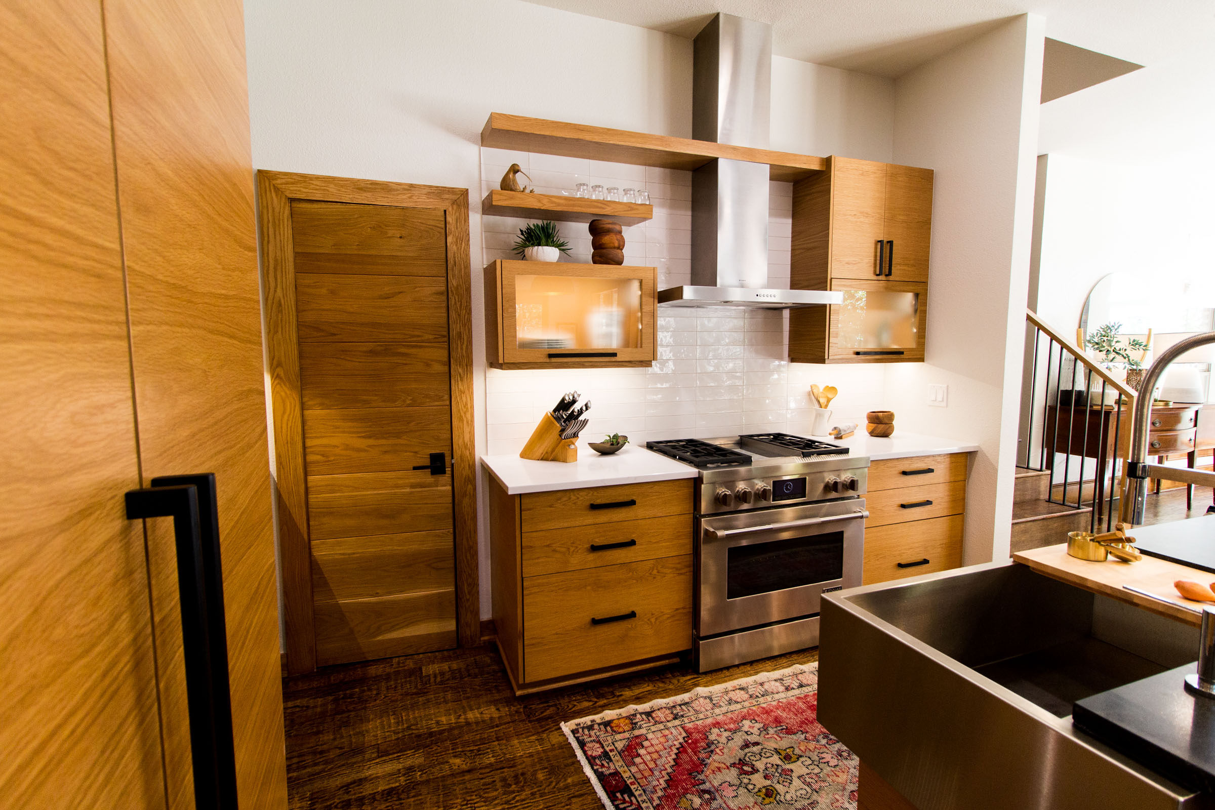 Stainless steel cooktop, blonde cabinets, scandinavian decor