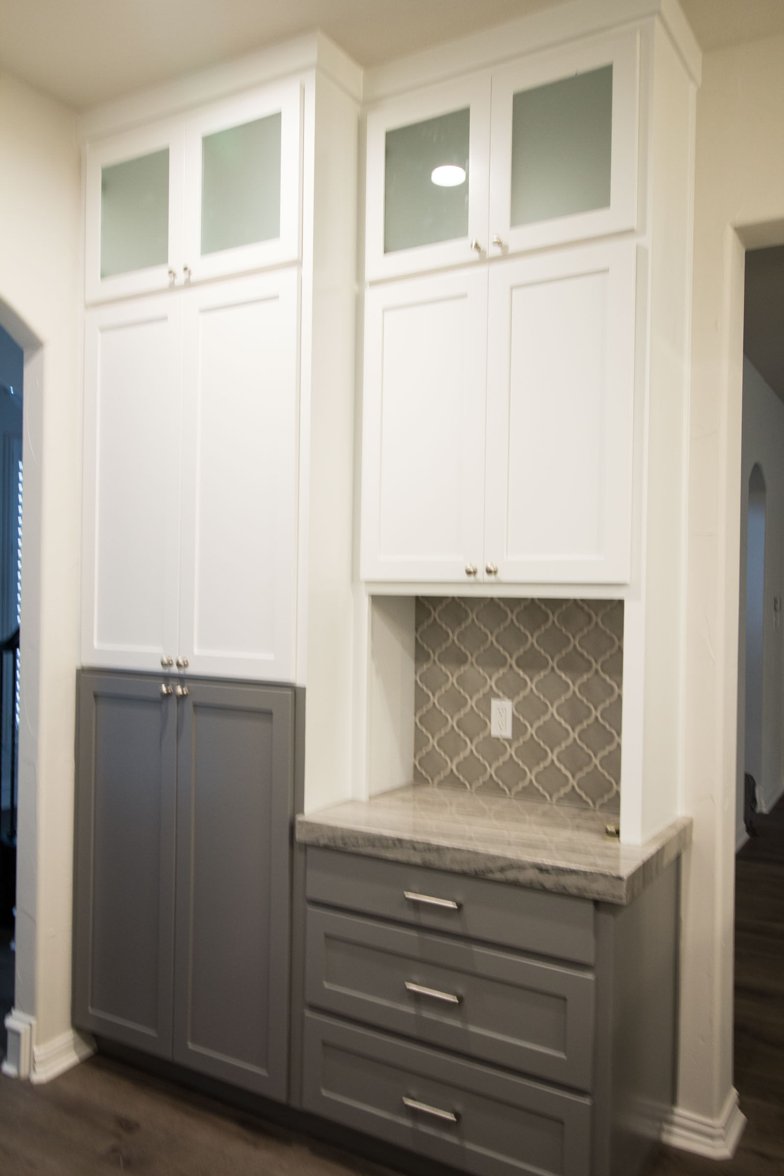 Contemporary kitchen remodel, white upper cabinets, grey lower cabinets, multicolor cabinets, grey glass arabesque backsplash